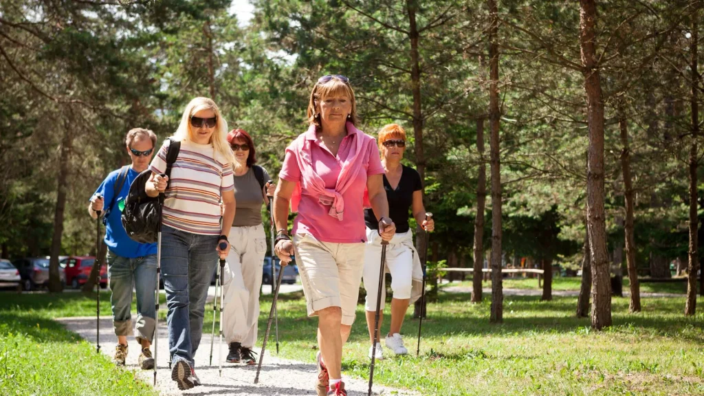 Mersul nordic — un „metronom ritmic” pentru stabilitate zilnică